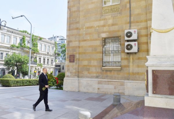 Prezident Cümhuriyyət abidəsini ziyarət etdi - FOTOLAR