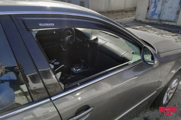 Sumqayıtda avtomobil şüşəsi sındırılaraq qarət olunub - FOTO