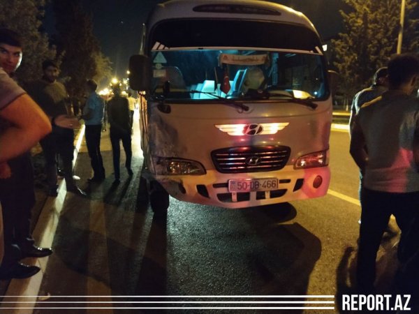 Sumqayıtda mikroavtobus sürücüsü qəza törədərək qaçdı - FOTOLAR