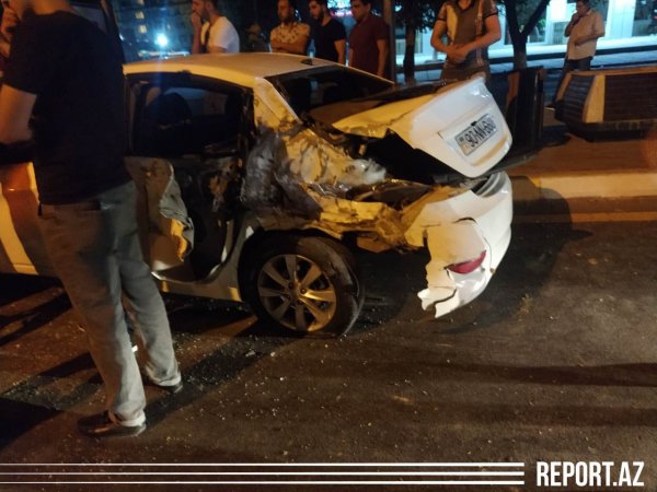 Sumqayıtda mikroavtobus sürücüsü qəza törədərək qaçdı - FOTOLAR