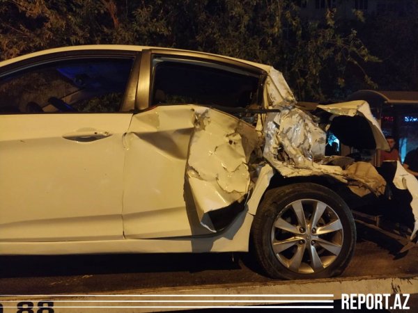 Sumqayıtda mikroavtobus sürücüsü qəza törədərək qaçdı - FOTOLAR