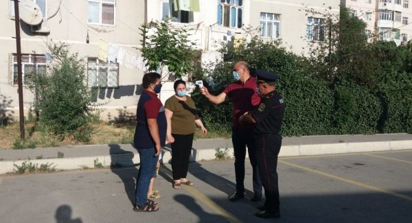 Sumqayıtda mobil qruplar küçələrdə sakinlərin hərarətini yoxlayırlar - FOTOLAR
