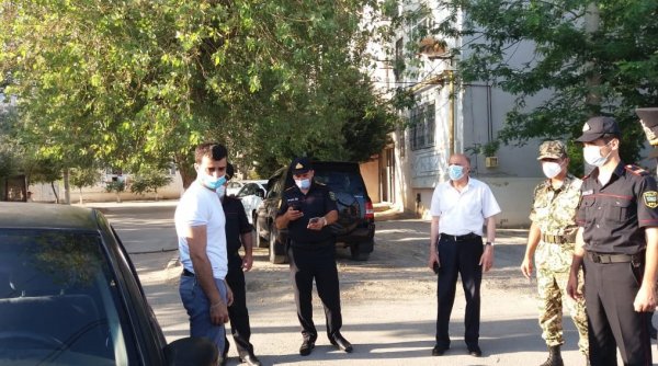 Sumqayıtda mobil qruplar küçələrdə sakinlərin hərarətini yoxlayırlar - FOTOLAR