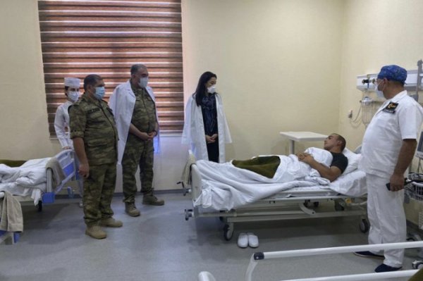 Ombudsman yaralanmış hərbçilərə baş çəkdi - FOTO