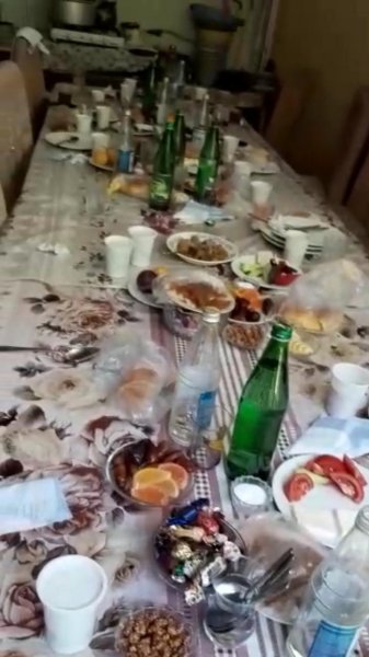 Xəmsə”nin sahibi qardaşına 450 nəfərlə yas etdi - 5000 cərimələndi