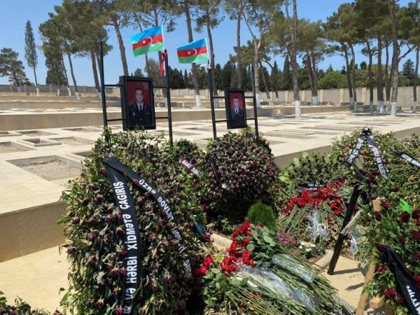 Sumqayıtı təmsil edən deputatlar şəhid general və polkovnikin məzarını ziyarət etdilər – FOTOLAR
