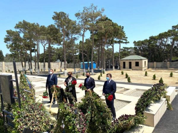 Sumqayıtı təmsil edən deputatlar şəhid general və polkovnikin məzarını ziyarət etdilər – FOTOLAR