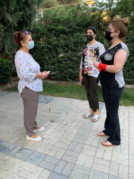 Sumqayıtda təhsil işçiləri qoruyucu maskalar paylayırlar -FOTO