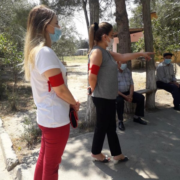 Sumqayıtda təhsil işçiləri qoruyucu maskalar paylayırlar -FOTO