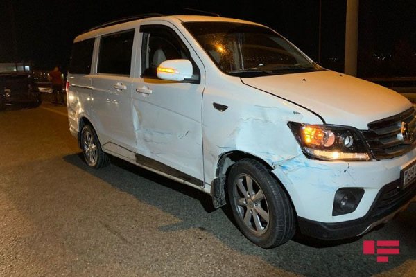 Sumqayıt yolunda üç avtomobil toqquşdu, xəsarət alanlar var - FOTO
