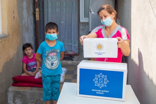 Heydər Əliyev Fondu 100 mindən çox aztəminatlı ailəyə qurban payı çatdırdı - Fotolar