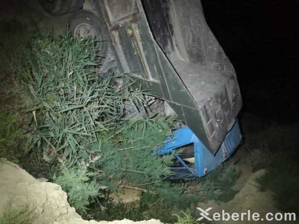 Sumqayıtda yük maşını kanala aşdı, sürücü isə... - FOTOLAR