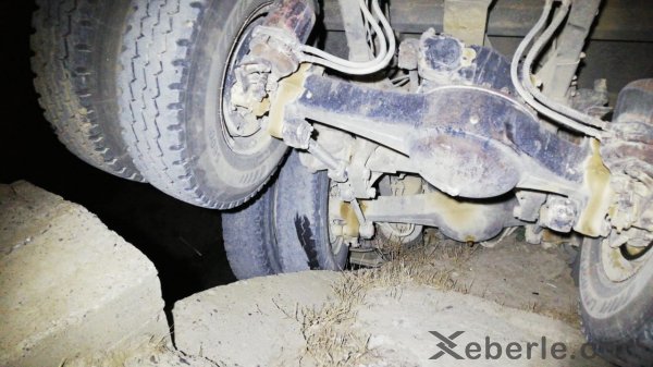 Sumqayıtda yük maşını kanala aşdı, sürücü isə... - FOTOLAR