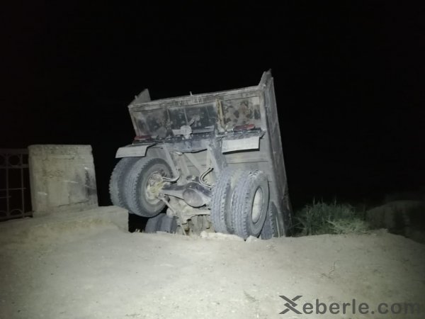 Sumqayıtda yük maşını kanala aşdı, sürücü isə... - FOTOLAR