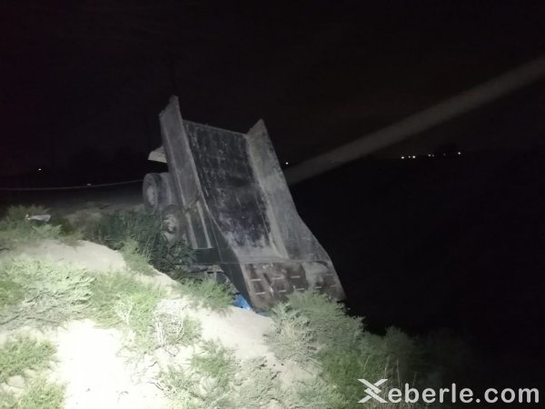 Sumqayıtda yük maşını kanala aşdı, sürücü isə... - FOTOLAR