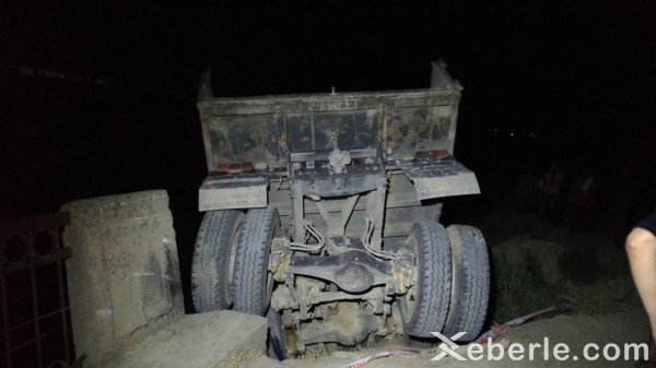 Sumqayıtda yük maşını kanala aşdı, sürücü isə... - FOTOLAR