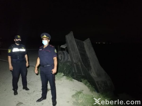 Sumqayıtda yük maşını kanala aşdı, sürücü isə... - FOTOLAR