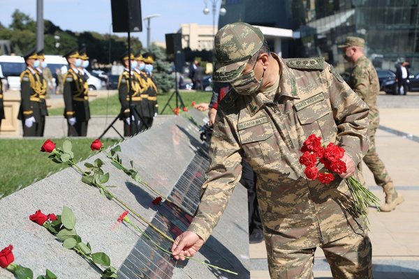 Müdafiə nazirləri Fəxri və Şəhidlər xiyabanını ziyarət etdilər - Fotolar