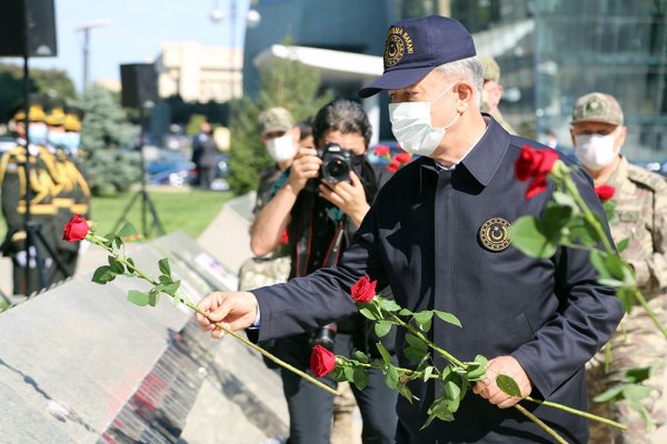 Müdafiə nazirləri Fəxri və Şəhidlər xiyabanını ziyarət etdilər - Fotolar