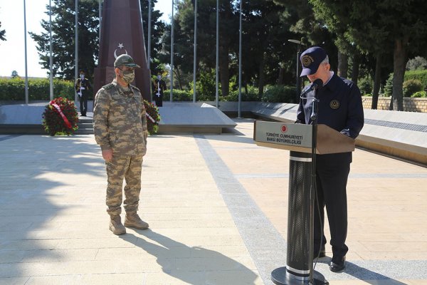 Müdafiə nazirləri Fəxri və Şəhidlər xiyabanını ziyarət etdilər - Fotolar