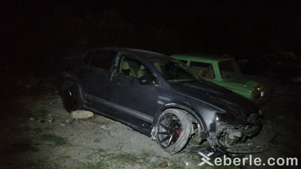 Sumqayıtda sürücü avtomobili yol kənarına aşırıb, xəsarət alan var - FOTO