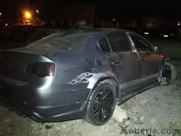 Sumqayıtda sürücü avtomobili yol kənarına aşırıb, xəsarət alan var - FOTO