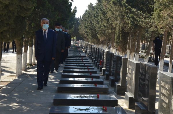 Malik İsaqov Sumqayıtda Şəhidlər Xiyabanını ziyarət edib - FOTO Malik İsaqov Sumqayıtda Şəhidlər Xiyabanını ziyarət edib - FOTO