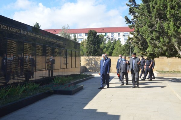 Malik İsaqov Sumqayıtda Şəhidlər Xiyabanını ziyarət edib - FOTO Malik İsaqov Sumqayıtda Şəhidlər Xiyabanını ziyarət edib - FOTO