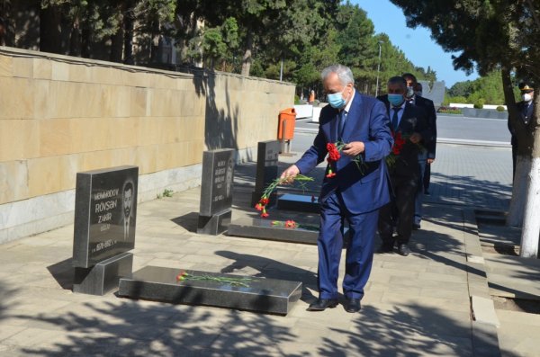 Malik İsaqov Sumqayıtda Şəhidlər Xiyabanını ziyarət edib - FOTO Malik İsaqov Sumqayıtda Şəhidlər Xiyabanını ziyarət edib - FOTO