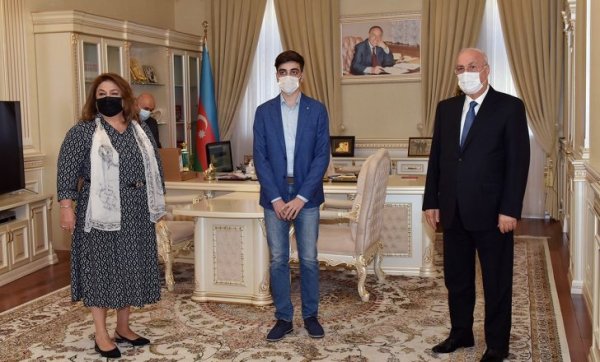 Zakir Fərəcov yüksək bal toplayan abituriyentlə görüşdü – FOTO