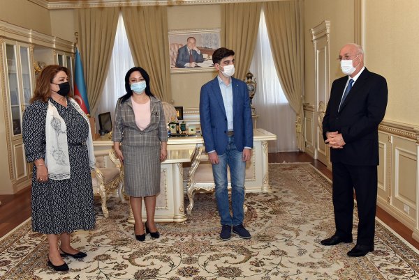 Zakir Fərəcov yüksək bal toplayan abituriyentlə görüşdü – FOTO