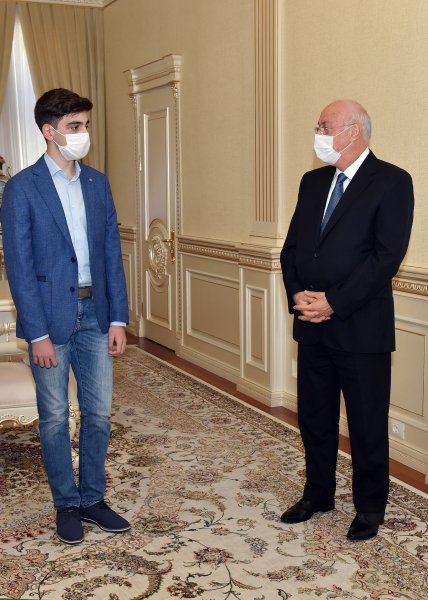 Zakir Fərəcov yüksək bal toplayan abituriyentlə görüşdü – FOTO