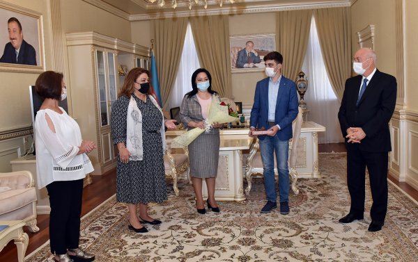 Zakir Fərəcov yüksək bal toplayan abituriyentlə görüşdü – FOTO