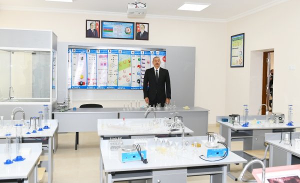 Prezident məktəbdəki təmir işləri ilə tanış olub - Fotolar