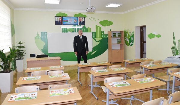 Prezident məktəbdəki təmir işləri ilə tanış olub - Fotolar