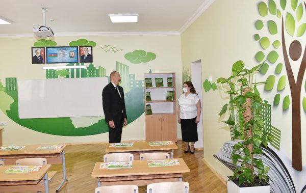 Prezident məktəbdəki təmir işləri ilə tanış olub - Fotolar