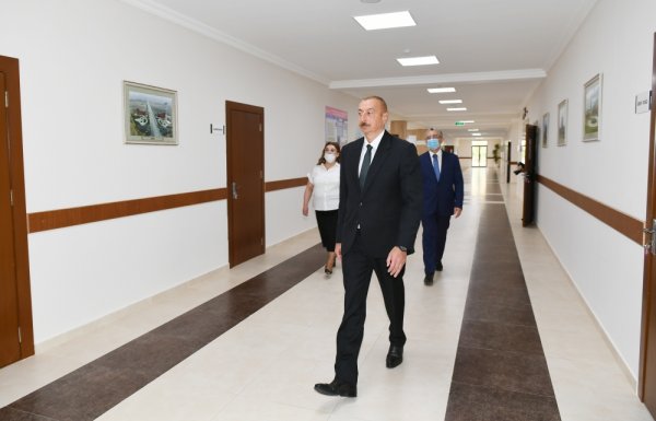 Prezident məktəbdəki təmir işləri ilə tanış olub - Fotolar