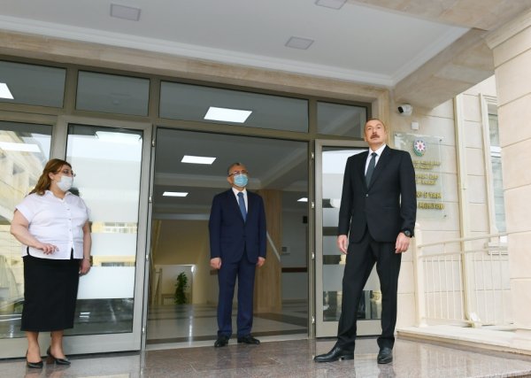 Prezident məktəbdəki təmir işləri ilə tanış olub - Fotolar