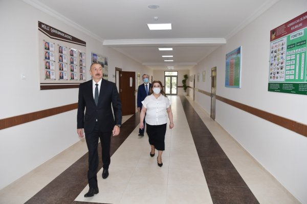 Prezident məktəbdəki təmir işləri ilə tanış olub - Fotolar