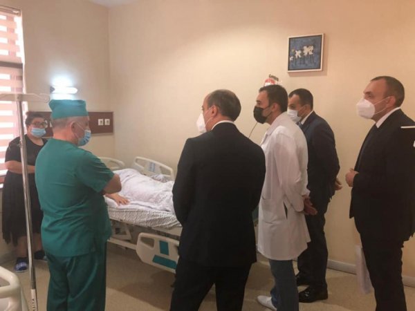Təhsil naziri intihara cəhd edən şagirdə baş çəkdi - FOTO