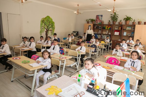 Sumqayıtda lisey direktoru: "Bu gün 200 şagird təhsil müəssisəsinə ilk addımlarını atdı" - FOTO Sumqayıtda lisey direktoru: "Bu gün 200 şagird təhsil müəssisəsinə ilk addımlarını atdı" - FOTO
