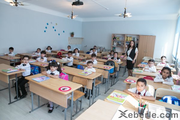 Sumqayıtda lisey direktoru: "Bu gün 200 şagird təhsil müəssisəsinə ilk addımlarını atdı" - FOTO Sumqayıtda lisey direktoru: "Bu gün 200 şagird təhsil müəssisəsinə ilk addımlarını atdı" - FOTO