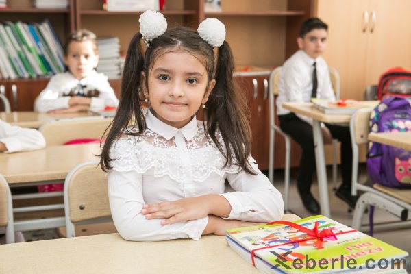 Sumqayıtda lisey direktoru: "Bu gün 200 şagird təhsil müəssisəsinə ilk addımlarını atdı" - FOTO Sumqayıtda lisey direktoru: "Bu gün 200 şagird təhsil müəssisəsinə ilk addımlarını atdı" - FOTO