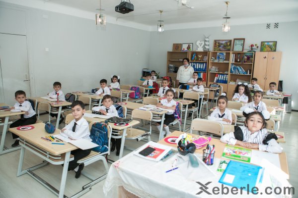 Sumqayıtda lisey direktoru: "Bu gün 200 şagird təhsil müəssisəsinə ilk addımlarını atdı" - FOTO Sumqayıtda lisey direktoru: "Bu gün 200 şagird təhsil müəssisəsinə ilk addımlarını atdı" - FOTO