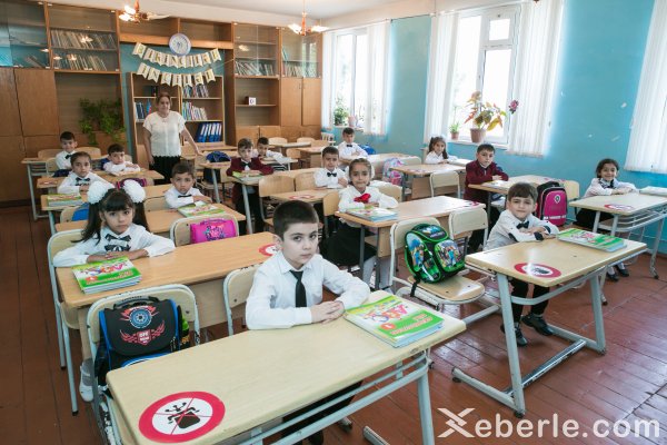 Sumqayıtda lisey direktoru: "Bu gün 200 şagird təhsil müəssisəsinə ilk addımlarını atdı" - FOTO Sumqayıtda lisey direktoru: "Bu gün 200 şagird təhsil müəssisəsinə ilk addımlarını atdı" - FOTO