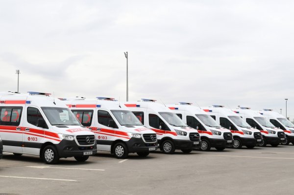Prezidentlə xanımı yeni gətirilən təcili yardım maşınları ilə tanış oldu - FOTO