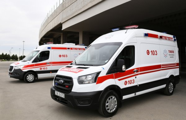 Prezidentlə xanımı yeni gətirilən təcili yardım maşınları ilə tanış oldu - FOTO