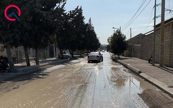 Xırdalanda kanalizasiya xətti partladı, yolları su basdı - Fotolar