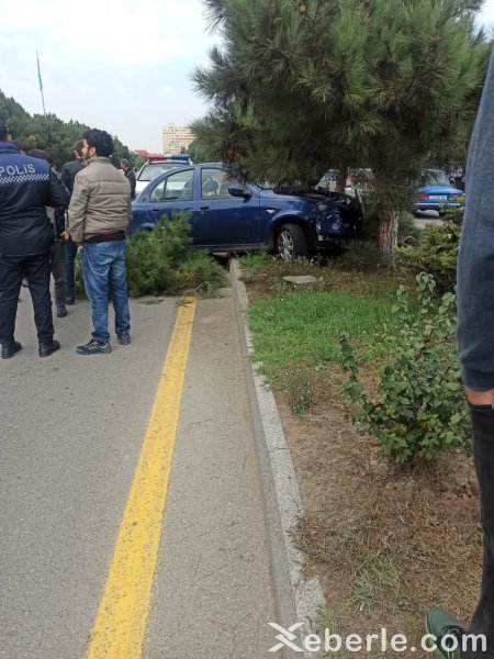 Sumqayıtda avtomobil yoldan çıxaraq işıq dirəyini aşırdı - FOTO Sumqayıtda avtomobil yoldan çıxaraq işıq dirəyini aşırdı - FOTO