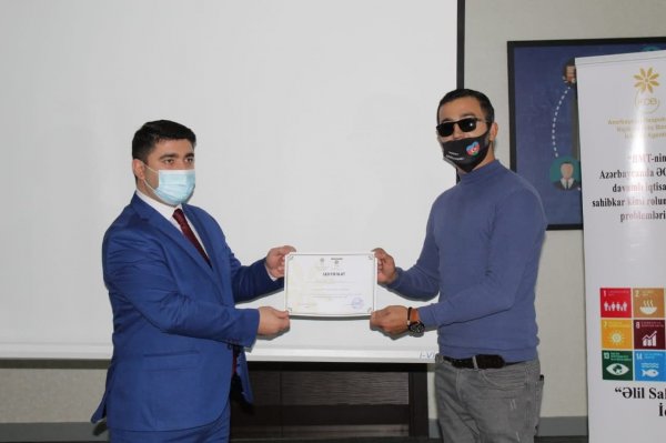 Sumqayıt KOB İnkişaf Mərkəzində təlim keçmiş 20 əlilliyi olan şəxsə biznesə başlamaq üçün sertifikat verilib  - FOTOLAR